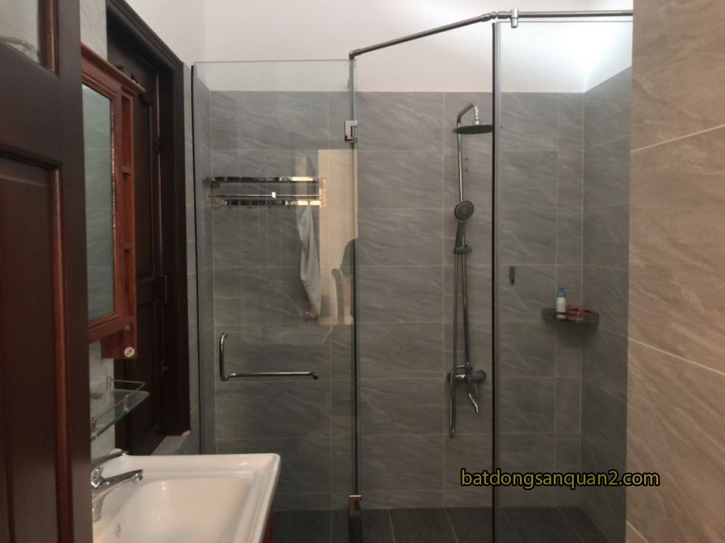 nha tam day du thiet bi hien dai cua biet thu duong 61 phuong thao dien quan 2 batdongsanquan2.com