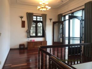 khong gian sinh hoat tang 1 voi balcony rong view thoang mat mang lai cam giac thu gian cho ca gia dinh batdongsanquan2.com